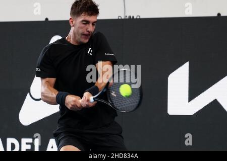 Adélaïde, Australie, 4 janvier 2022.Le Thanasi Kokkinakis d'Australie a fait un revers lors du match des célibataires ATP entre le Thanasi Kokkinakis d'Australie et John Millman d'Australie le deuxième jour du tournoi de tennis international d'Adélaïde à Memorial Drive le 04 janvier 2022 à Adélaïde, en Australie.Crédit : Peter Mundy/Speed Media/Alay Live News Banque D'Images