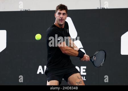 Adélaïde, Australie, 4 janvier 2022.Le Thanasi Kokkinakis d'Australie a fait un revers lors du match des célibataires ATP entre le Thanasi Kokkinakis d'Australie et John Millman d'Australie le deuxième jour du tournoi de tennis international d'Adélaïde à Memorial Drive le 04 janvier 2022 à Adélaïde, en Australie.Crédit : Peter Mundy/Speed Media/Alay Live News Banque D'Images