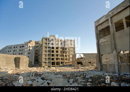 Des immeubles d'appartements en ruines sur l'île abandonnée de Hashima, également connue sous le nom de Gunkanjima ou île Battleship, près de Nagasaki, Japon. Banque D'Images