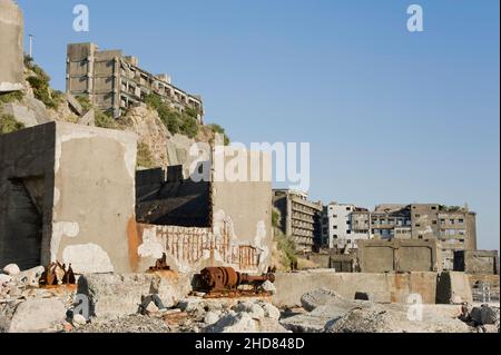 Bâtiments abandonnés sur l'île abandonnée de Hashima, également connue sous le nom de Battleship Island ou Gunkanjima, près de Nagasaki, Japon. Banque D'Images