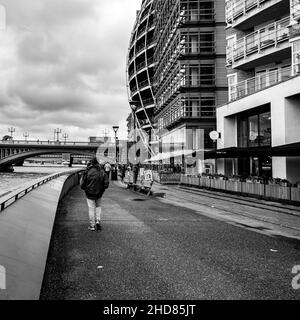 Londres Angleterre Royaume-Uni janvier 02 2022, bâtiments façade le long de Bankside Londres à côté de la Tamise sous Un ciel nuageux d'hiver Banque D'Images