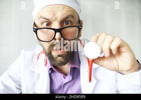 Un barbu croisé regarde dans le cadre. Maladie oculaire. Le concept de spécialiste médical fou. Médecin voisin. Banque D'Images