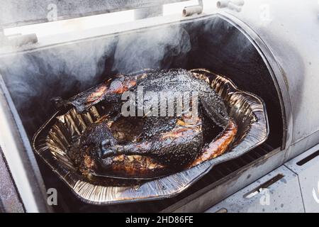Poulet fumé cuisant à l'extérieur sur une combinaison grill et fumeur Banque D'Images