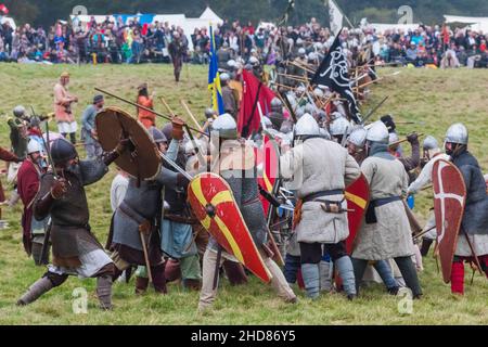 Angleterre, East Sussex, Battle, le festival annuel de reconstitution de la bataille de Hastings 1066, les participants vêtus d'armure médiévale qui combattent une bataille Banque D'Images