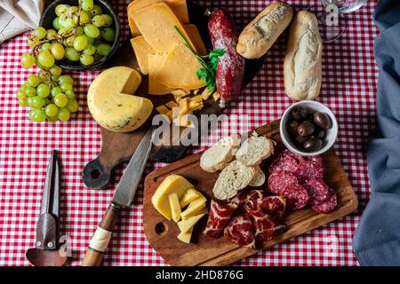 Vue panoramique sur de délicieux plateaux de fromages et de salami et de cornichons sur une table rustique.Concept de nourriture naturelle, biologique et saine. Banque D'Images