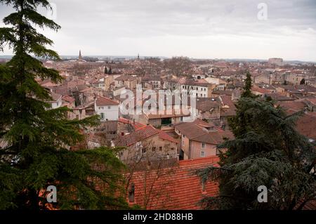 La ville d'Avignon depuis le jardin des Doms ou le jardin des Doms dans le sud-est de la France. Banque D'Images
