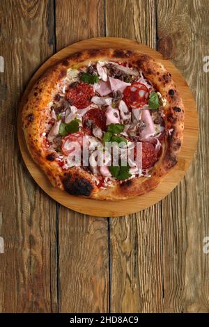 Pizza italienne à la viande avec rôti de bœuf, tranches de steak, fromage fondu, tranches d'olive et cheddar.Gros plan, macro.Pizza Time concept Banque D'Images
