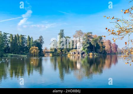 Vincennes, temple de l'amour et grotte artificielle sur le lac Daumesnil, dans le parc public, en automne Banque D'Images