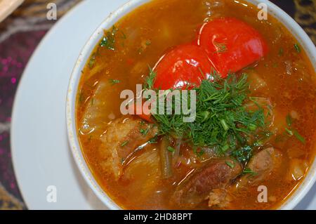 soupe orientale shurpa avec viande, poivre, pommes de terre, aneth dans un bol Banque D'Images