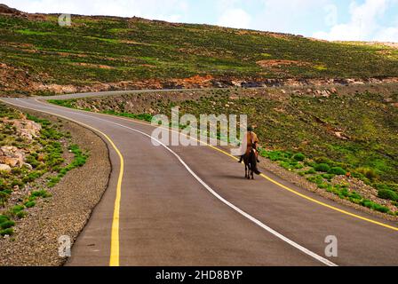 La route Apshalt au Lesotho Kingdoom utilisé de bergers sur les chevaux Banque D'Images