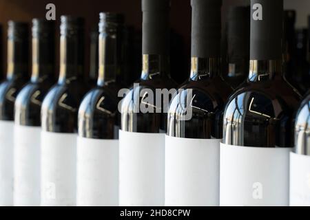 Bouteilles de vin avec étiquettes vierges sur le comptoir d'un magasin de spiritueux.Vin de fond.Mise au point sélectionnée.Photo de haute qualité Banque D'Images