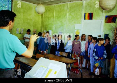 Archives 90ies : élèves de l'école privée Steiner, Saint-Genis Laval, Rhône, France, 1995 Banque D'Images