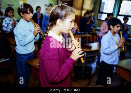 Archives 90ies : élèves de l'école privée Steiner, Saint-Genis Laval, Rhône, France, 1995 Banque D'Images