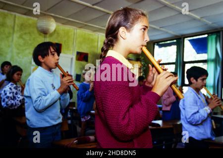 Archives 90ies : élèves de l'école privée Steiner, Saint-Genis Laval, Rhône, France, 1995 Banque D'Images