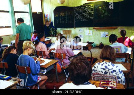 Archives 90ies : élèves de l'école privée Steiner, Saint-Genis Laval, Rhône, France, 1995 Banque D'Images