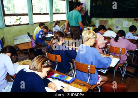 Archives 90ies : élèves de l'école privée Steiner, Saint-Genis Laval, Rhône, France, 1995 Banque D'Images