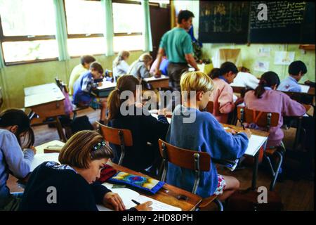 Archives 90ies : élèves de l'école privée Steiner, Saint-Genis Laval, Rhône, France, 1995 Banque D'Images