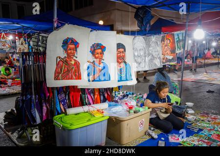 Décrochage vendant des dessins de tribus locales de colline dans la rue piétonne marché de nuit dans le centre de Luang Prabang, le nord du Laos, le sud-est de l'Asie Banque D'Images