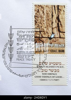 Timbre-poste annulé imprimé par Israël, qui montre le papier (prière pour la paix) à Crevice de mur occidental, vers 1979. Banque D'Images