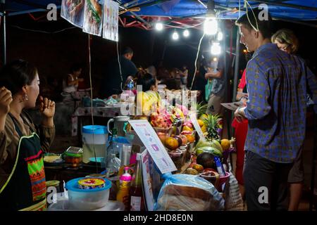 Les fruits et les boissons stallent dans la rue piétonne marché de nuit dans le centre de Luang Prabang, dans le nord du Laos, dans le sud-est de l'Asie Banque D'Images