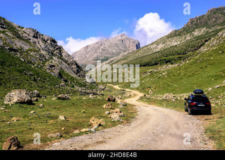 SOTRES, ESPAGNE - 4 AOÛT 2021 : Audi avec caisson de toit dans les montagnes Banque D'Images