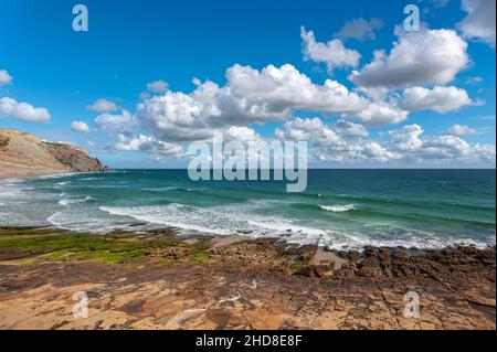 Côte rocheuse au large de Praia da Luz, Algarve, Portugal, Europe Banque D'Images