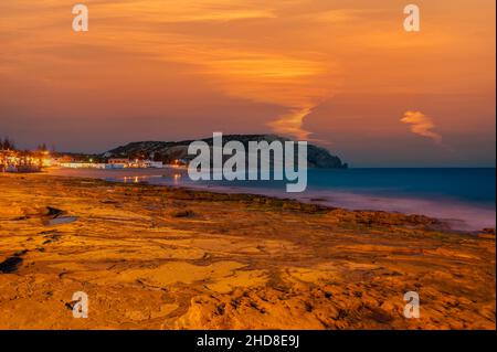 Côte rocheuse au large de Praia da Luz, Algarve, Portugal, Europe Banque D'Images