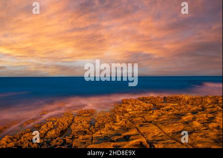 Côte rocheuse au large de Praia da Luz, Algarve, Portugal, Europe Banque D'Images