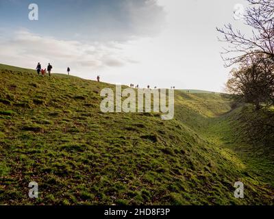 Les murs de terrassement extérieurs circulaires et le fossé de la henge d'Avebury dans le Wiltshire au Royaume-Uni ont un diamètre de près d'un demi-kilomètre Banque D'Images