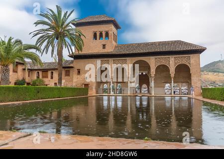 Alhambra Grenade Espagne - 09 14 2021: Vue sur le Palais du Partal ou Palacio del Partal , une structure palatiale autour des jardins et du lac d'eau à l'intérieur de L'A Banque D'Images