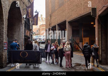 Windsor, Berkshire, Royaume-Uni.31st décembre 2021.Le personnel arrive au bar O et au club sous les arches de Windsor.Les pubs, les restaurants et les boîtes de nuit espèrent une nuit animée de la Saint-Sylvestre ce soir.Les clubbers et les fêtards d'Irlande du Nord, d'Écosse et du pays de Galles devraient traverser les frontières en Angleterre ce soir, compte tenu de l'absence de mesures Covid-19 en vigueur en Angleterre par rapport au reste du Royaume-Uni Credit: Maureen McLean/Alay Banque D'Images