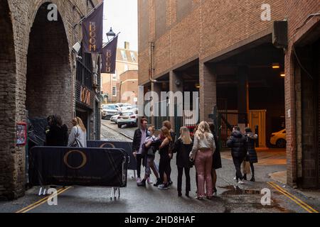 Windsor, Berkshire, Royaume-Uni.31st décembre 2021.Le personnel arrive au bar O et au club sous les arches de Windsor.Les pubs, les restaurants et les boîtes de nuit espèrent une nuit animée de la Saint-Sylvestre ce soir.Les clubbers et les fêtards d'Irlande du Nord, d'Écosse et du pays de Galles devraient traverser les frontières en Angleterre ce soir, compte tenu de l'absence de mesures Covid-19 en vigueur en Angleterre par rapport au reste du Royaume-Uni Credit: Maureen McLean/Alay Banque D'Images