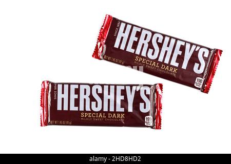 4 mai 2021.New York, États-Unis.Barres spéciales de chocolat noir Hersheys sur fond blanc isolé. Banque D'Images