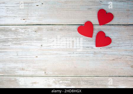 Paire de coeurs rouges sur une table en bois d'époque avec vue sur le dessus.Carte de voeux pour la Saint-Valentin. Romantique Saint-Valentin concept espace copie vue de dessus Banque D'Images