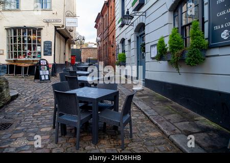 Windsor, Berkshire, Royaume-Uni.31st décembre 2021.Tables extérieures vides.Les pubs, les restaurants et les boîtes de nuit espèrent une nuit animée de la Saint-Sylvestre ce soir.Les clubbers et les fêtards d'Irlande du Nord, d'Écosse et du pays de Galles devraient traverser les frontières de l'Angleterre ce soir, étant donné l'absence de mesures Covid-19 en vigueur en Angleterre par rapport au reste du Royaume-Uni.Crédit : Maureen McLean/Alay Banque D'Images