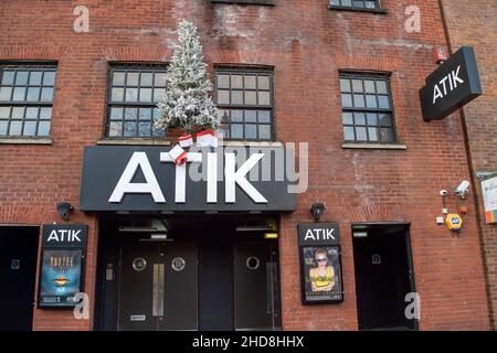 Windsor, Berkshire, Royaume-Uni.31st décembre 2021.La discothèque Atik à Windsor.Les pubs, les restaurants et les boîtes de nuit espèrent une nuit animée de la Saint-Sylvestre ce soir.Les clubbers et les fêtards d'Irlande du Nord, d'Écosse et du pays de Galles devraient traverser les frontières de l'Angleterre ce soir, étant donné l'absence de mesures Covid-19 en vigueur en Angleterre par rapport au reste du Royaume-Uni.Crédit : Maureen McLean/Alay Banque D'Images