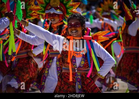 Des groupes culturels de pasto et d'autres municipalités de Nariño exécutent des danses traditionnelles au Carnaval de Blancos y Negros le 3 janvier 2022 à Pasto - Nariño, Colombie.Ce carnaval reconnu par l'UNESCO a lieu chaque année en janvier dans la ville de Pasto, dans le sud des Andes.Le 'Carnaval de Negros y Blancos' a ses origines dans un mélange d'expressions culturelles amazoniennes, andines et du Pacifique par l'art, les danses, la musique et les fêtes culturelles. Banque D'Images