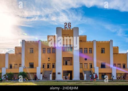 Architecture extérieure caractéristique d'un bâtiment militaire fortifié connu sous le nom de Cuartel Moncada, Santiago de Cuba, Cuba Banque D'Images