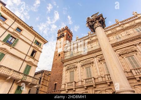 Détail du lion de Saint-Marc sur la Piazza delle Erbe à Vérone En Italie Banque D'Images