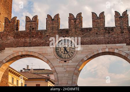 Portoni della Bra, une porte ancienne et médiévale sur la place Bra à Vérone, en Italie Banque D'Images