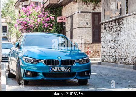 Antalya, turquie - 09.01. 21: BMW 3 série F30 voiture se déplaçant dans la rue.Berline bleu turquoise BMW sur le parking, vue latérale avant. Banque D'Images