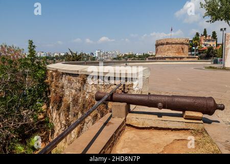 Vieux canon rouillé à l'ancienne forteresse du château de la tour hidrilik surplombant la mer Méditerranée tranquille, attraction touristique populaire en Turquie Banque D'Images