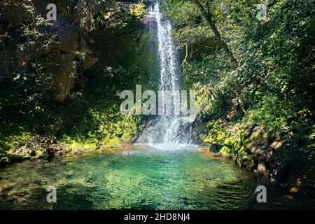 Piscine accueillante à Hidden Waterfall (Cataratas Escondido), Parc national de Rincon de la Vieja, Guanacaste, Costa Rica Banque D'Images