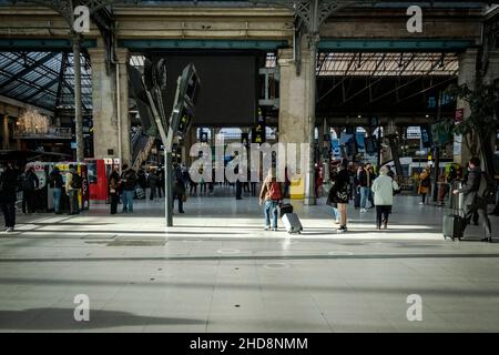 Vue sur les voyageurs à la Gare du Nord à Paris France.Cette station est considérée comme la plus achalandée d'Europe et dessert 190 millions de passagers par an Banque D'Images