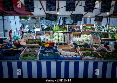 Marché alimentaire traditionnel à Paris, France Banque D'Images