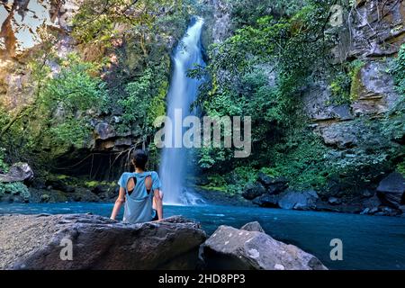 Piscine turquoise à la cascade de la Cangreja, parc national de Rincon de la Vieja, Guanacaste, Costa Rica Banque D'Images