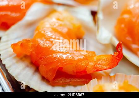 Crevettes d'eau chaude enveloppées de saumon écossais saumué avec du sel de mer et du sucre demerara fumé sur du chêne, de la tourbe et des copeaux de cerisier servis dans la nature Banque D'Images