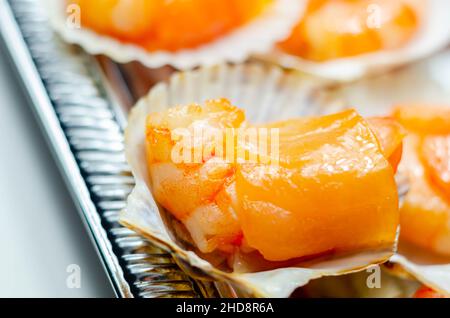 Crevettes d'eau chaude enveloppées de saumon écossais saumué avec du sel de mer et du sucre demerara fumé sur du chêne, de la tourbe et des copeaux de cerisier servis dans la nature Banque D'Images