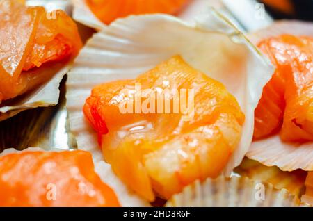 Crevettes d'eau chaude enveloppées de saumon écossais saumué avec du sel de mer et du sucre demerara fumé sur du chêne, de la tourbe et des copeaux de cerisier servis dans la nature Banque D'Images