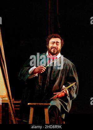 Acte 1: Luciano Pavarotti (Mario Cavaradossi) dans TOSCA par Puccini à l'Opéra Royal, Covent Garden, Londres WC2 11/01/2002 chef d'orchestre: Jesus Lopez Cobos ensemble design: Renzo Mongiardino costumes: Marcel Escoffier éclairage de renouveau: John B Lire le directeur original: Franco Zeffirelli réalisateur de renouveau: John Cox Banque D'Images